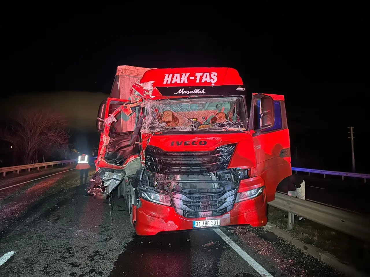 Uşak'ta seyir halindeki tırlar çarpıştı: 1 yaralı 4