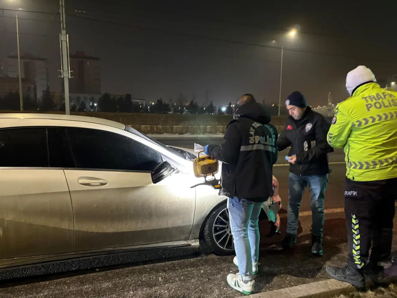 Polise çarpıp kaçtı, merak edip geri döndü! Gerçek alkol kontrolünde ortaya çıktı 3