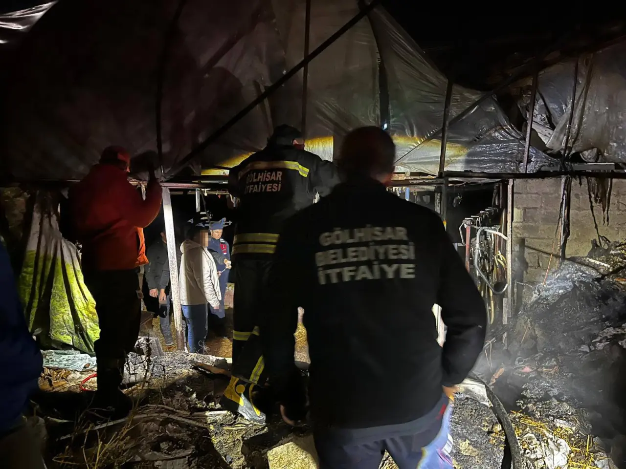 Gölhisar’da ahır alevlere teslim oldu! Maddi hasar büyük 2