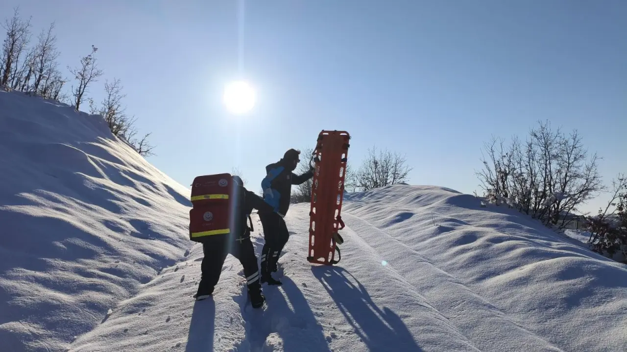 Tipi, kar, soğuk… Sağlık ekipleri hastaya yürüyerek ulaştı 1