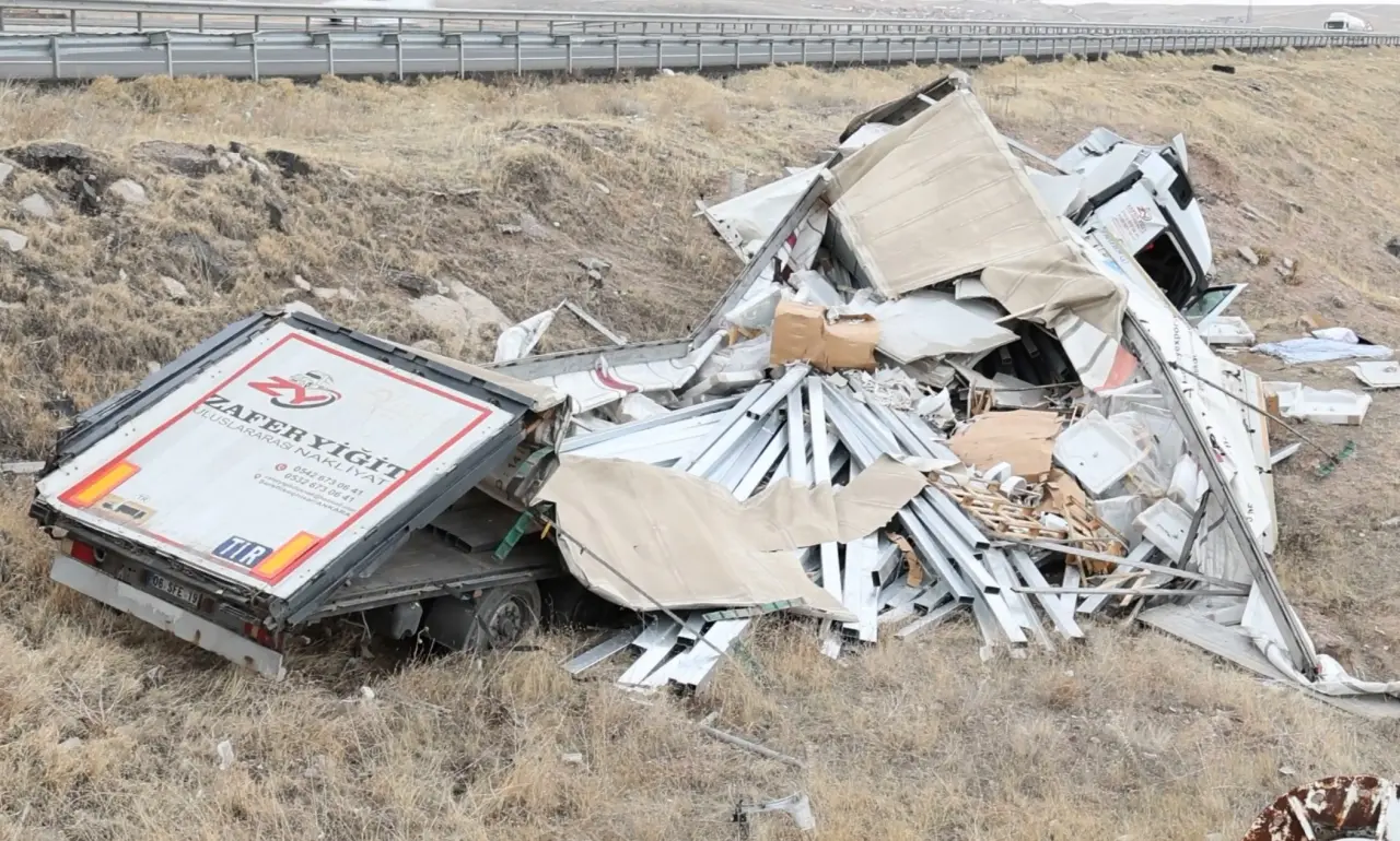 Aksaray’da demir yüklü tır şarampole uçtu! Sürücü ağır yaralı 6