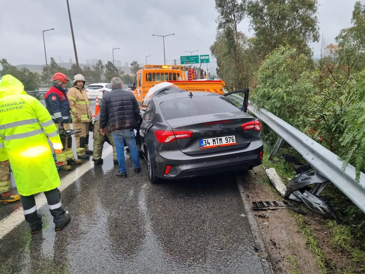 İzmir çevre yolu’nda dehşet anları: 4 araç birbirine girdi, yaralı araçta mahsur kaldı 4