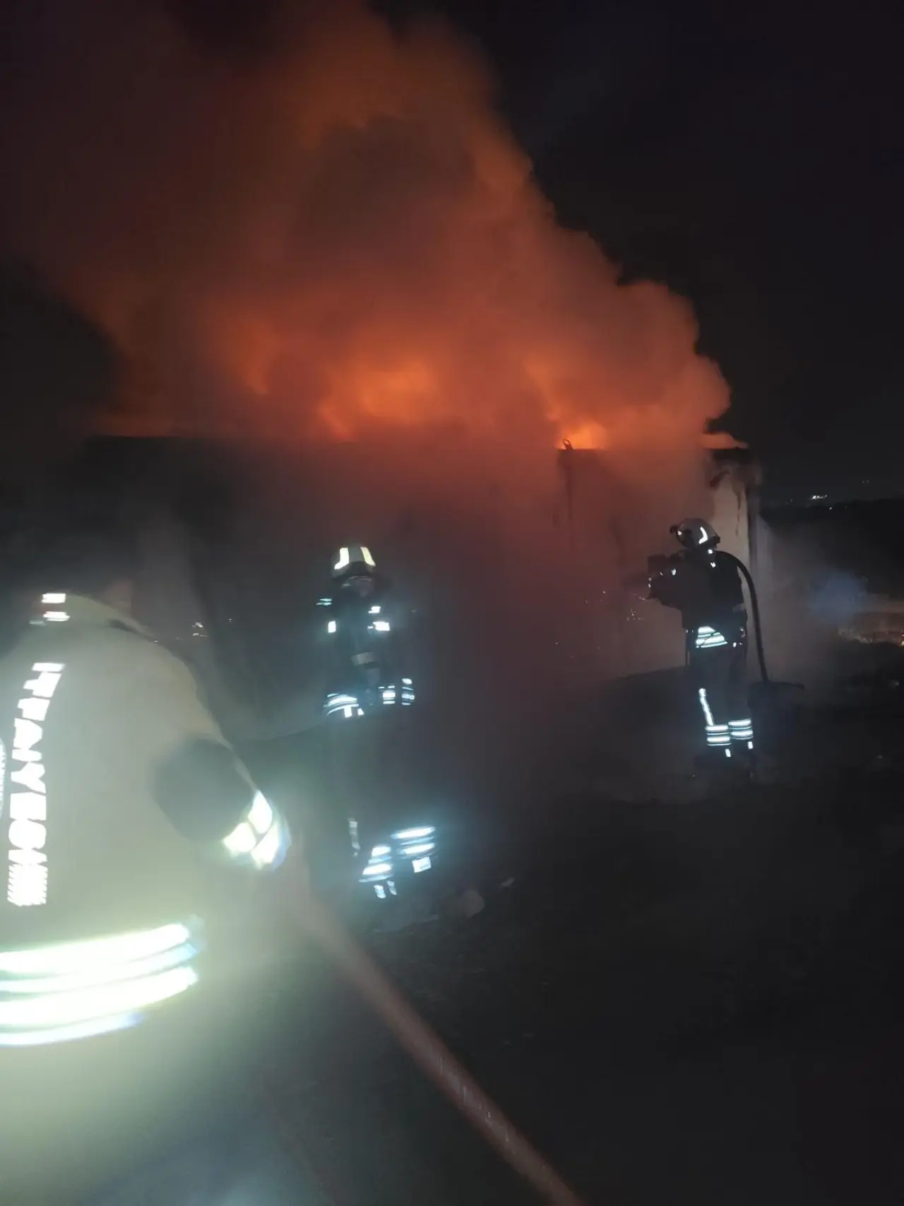 Hatay’da korkutan yangın! Konteyner alevlere teslim oldu 1