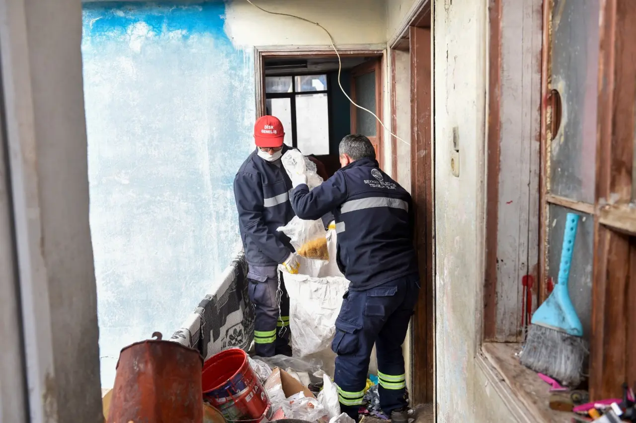 Adana'da kötü koku ihbarı sonrası şok manzara! Evden 1 kamyon çöp çıktı 6