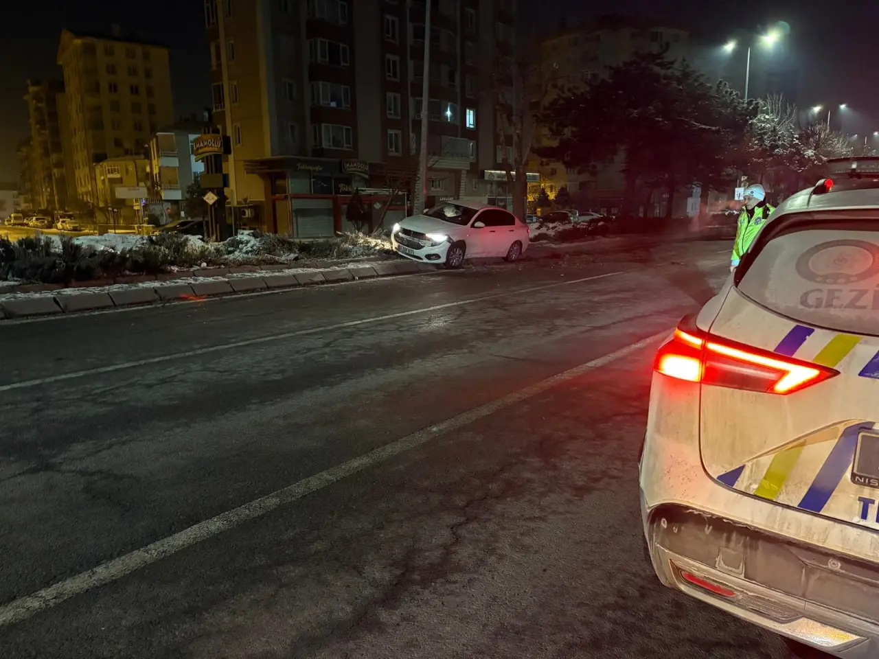 Ehliyetsiz alkollü sürücü dehşet saçtı! Önce ağacı devirdi, sonra direğe çarptı 6