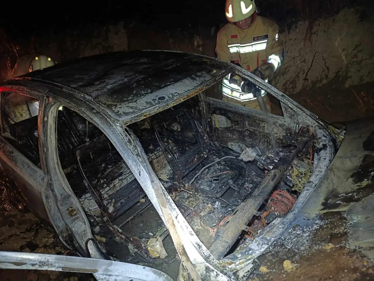 Hatay’da seyir halindeki otomobil alev aldı! İtfaiye harekete geçti 1