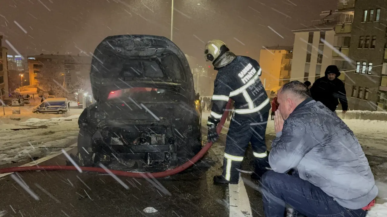 Karlı rampada kabus gibi anlar, otomobil küle döndü! Sürücü yığınların arasında altınlarını aradı 4