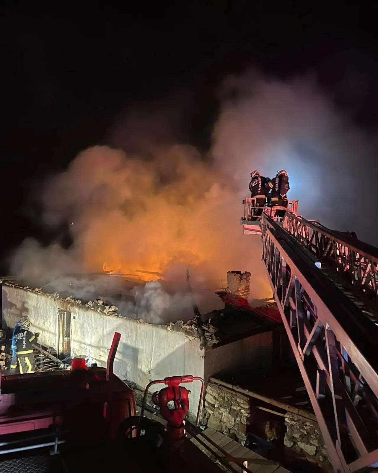 Sarayköy'de alevler geceyi aydınlattı! İş yeri küle döndü 2