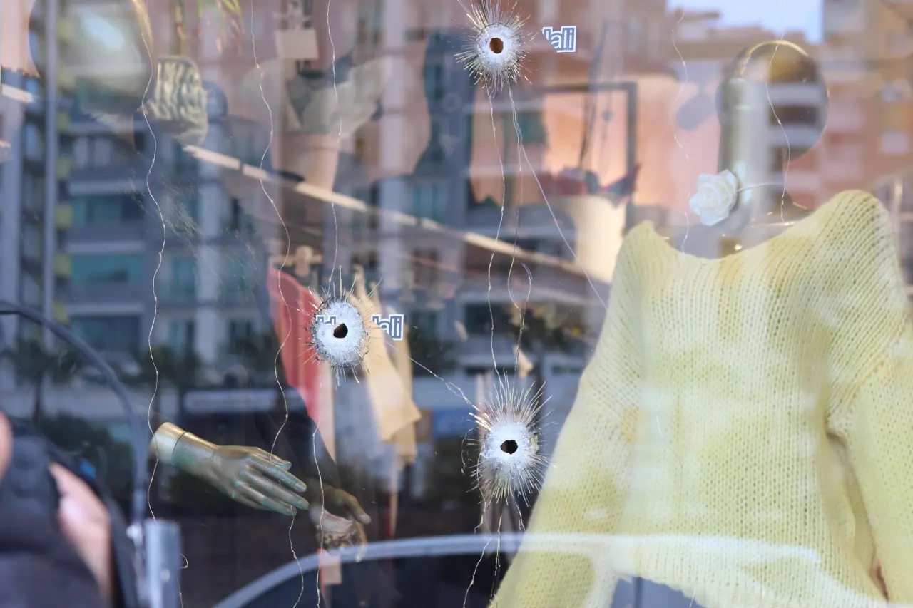 Adana’da korkunç saldırı! Mağaza camları kurşunla delindi 2