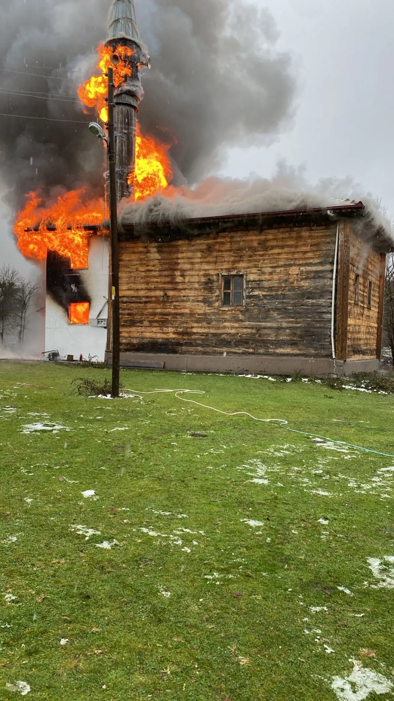 Karabük'te cuma namazı sırasında yangın! 450 yıllık tarihi cami kül oldu 4