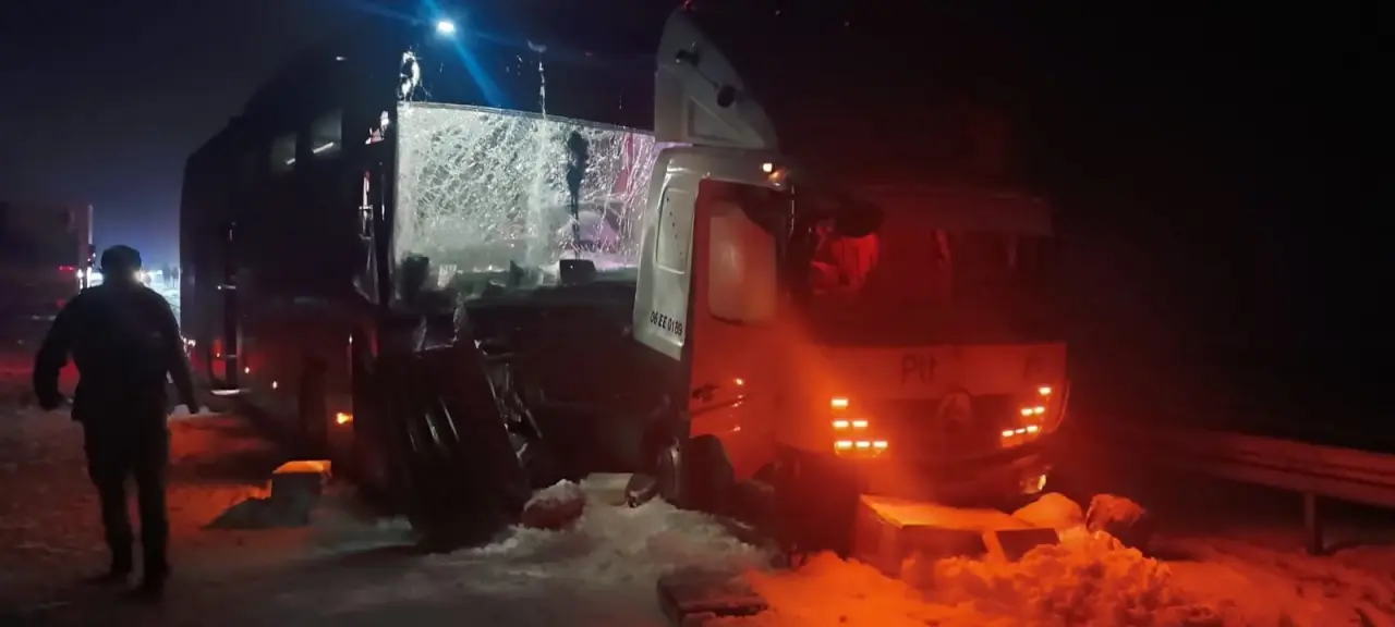 Sarıkamış’ta korku dolu anlar! Buzlanan yolda otobüs kamyona ok gibi saplandı 2