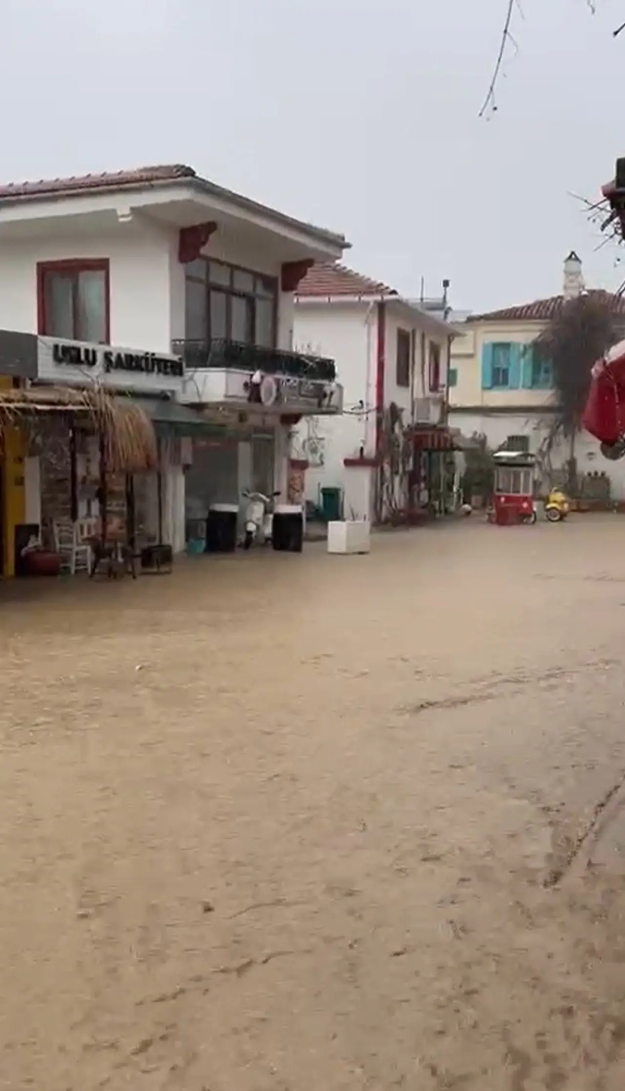 Bozcaada’da sağanak yağış felaketi! Sokaklar göle döndü, hayat durma noktasına geldi 4