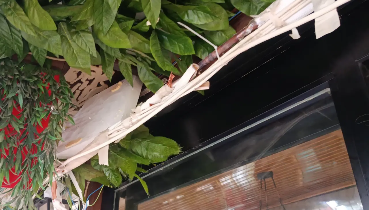 Restoranda korku dolu dakikalar! Klima borusu patladı, herkes sokağa fırladı 4