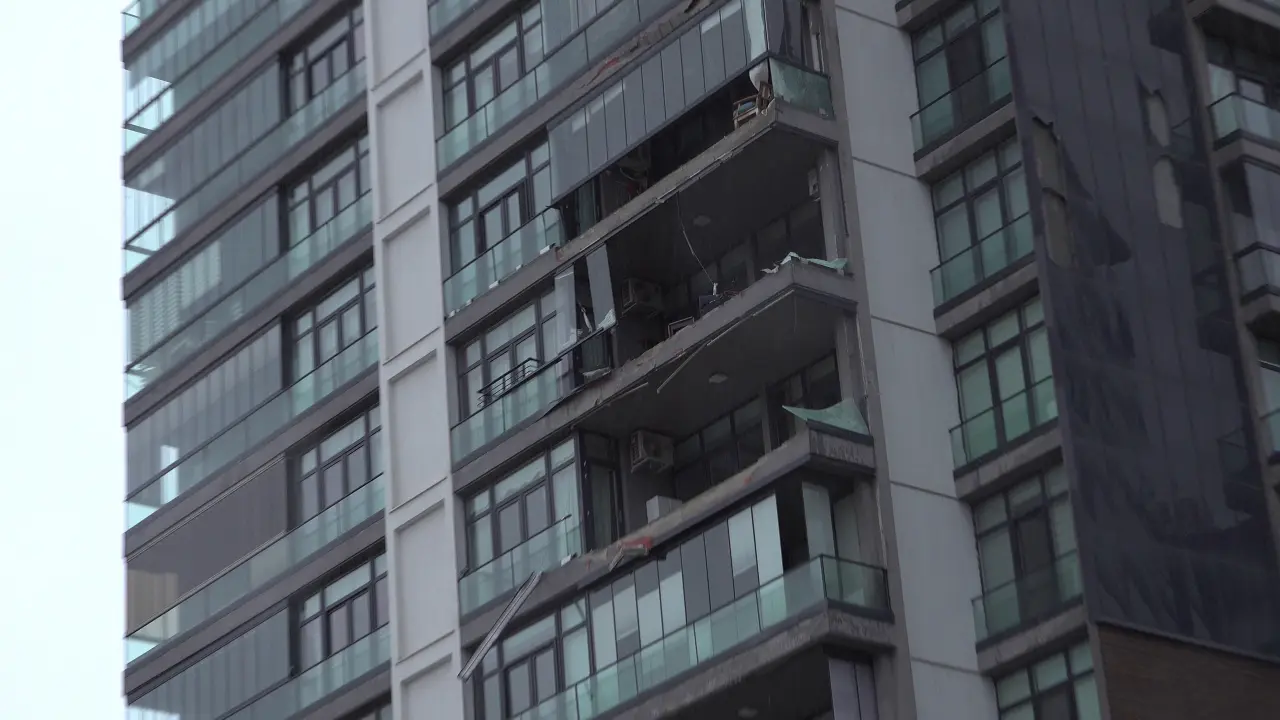 Bursa'da şiddetli lodos hayatı felç etti! Milyonluk dairelerin balkonları söküldü 2