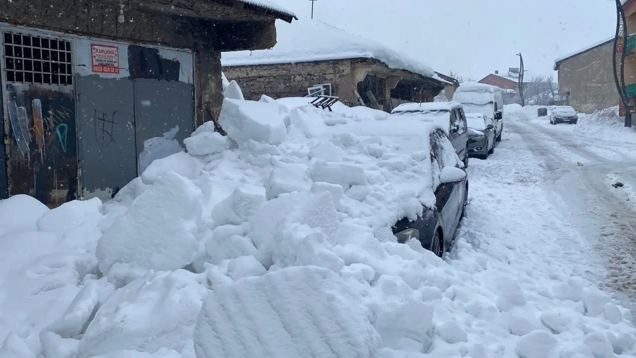 Bingöl’de kar alarmı! Çatıdan düşen kar park halindeki aracı vurdu 3