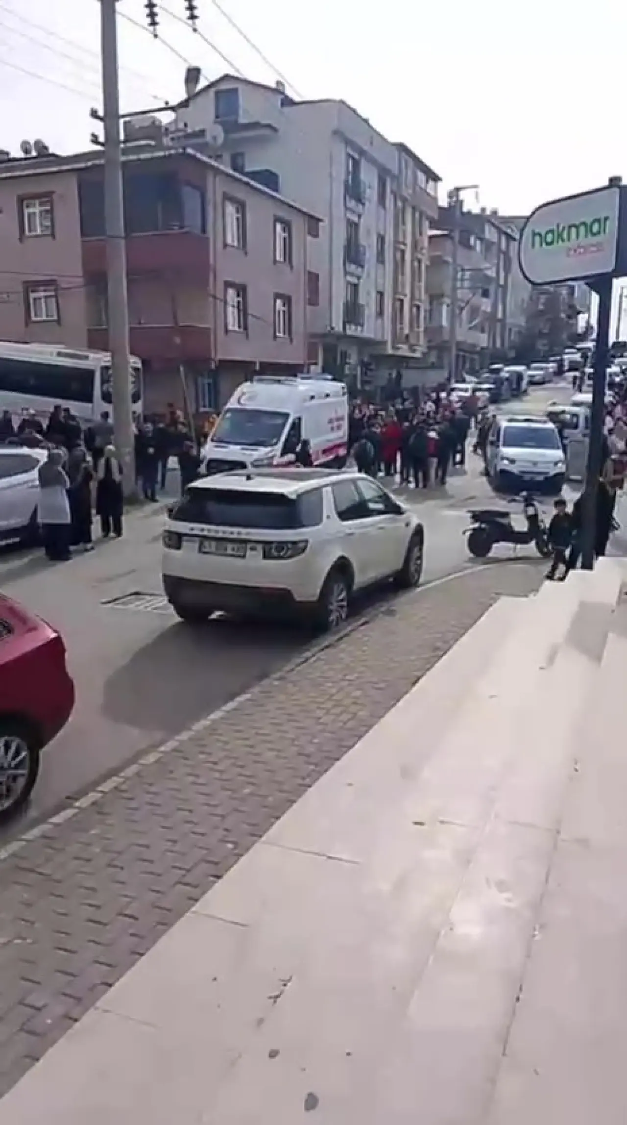 Gebze’de okul önünde facia! Servis minibüsü ilkokul öğrencisini hayattan kopardı 3