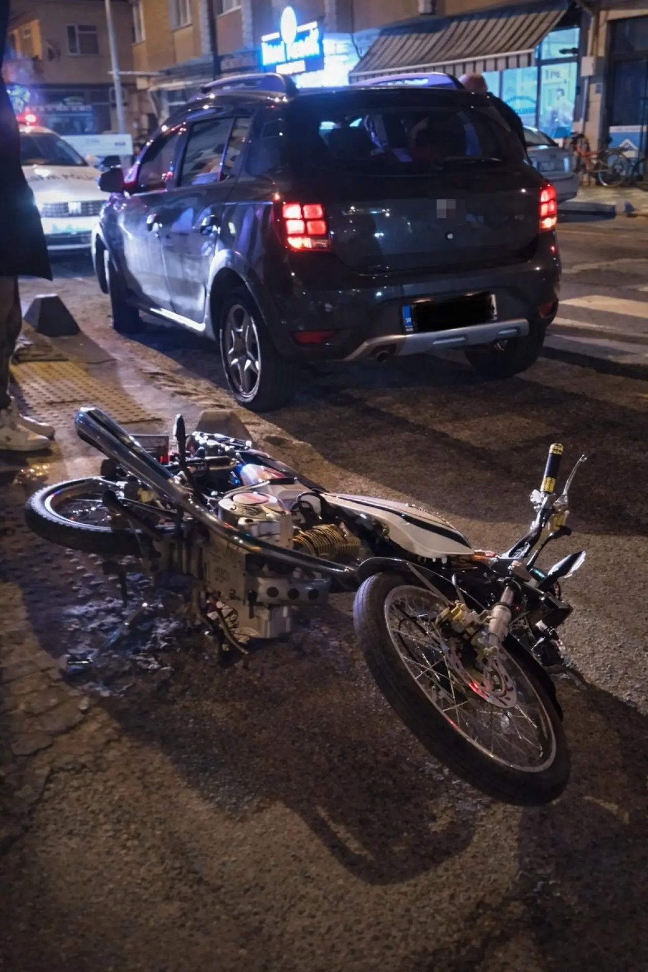 Bir anlık dikkatsizlik kazayla bitti! Motosiklet sürücüsü yaralandı 3