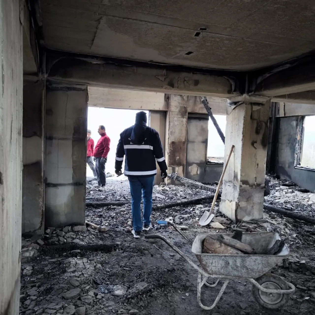 Bolu’da cami alevlere teslim oldu! Enkaz kaldırma çalışmaları başladı 4