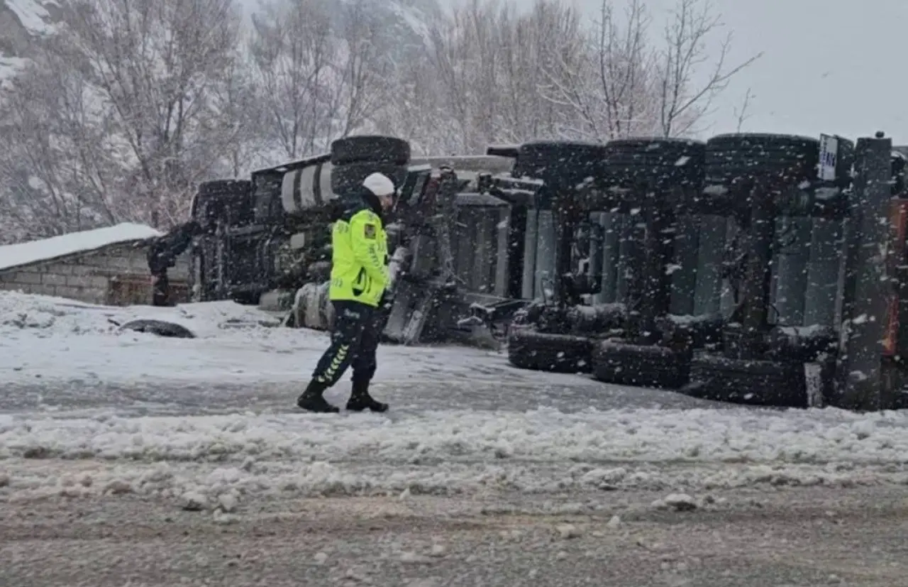 Bingöl’de panik! doğalgaz yüklü tır devrildi 1