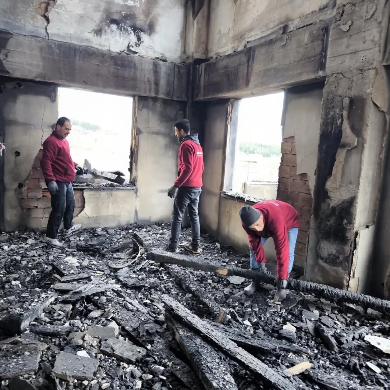 Bolu’da cami alevlere teslim oldu! Enkaz kaldırma çalışmaları başladı 1