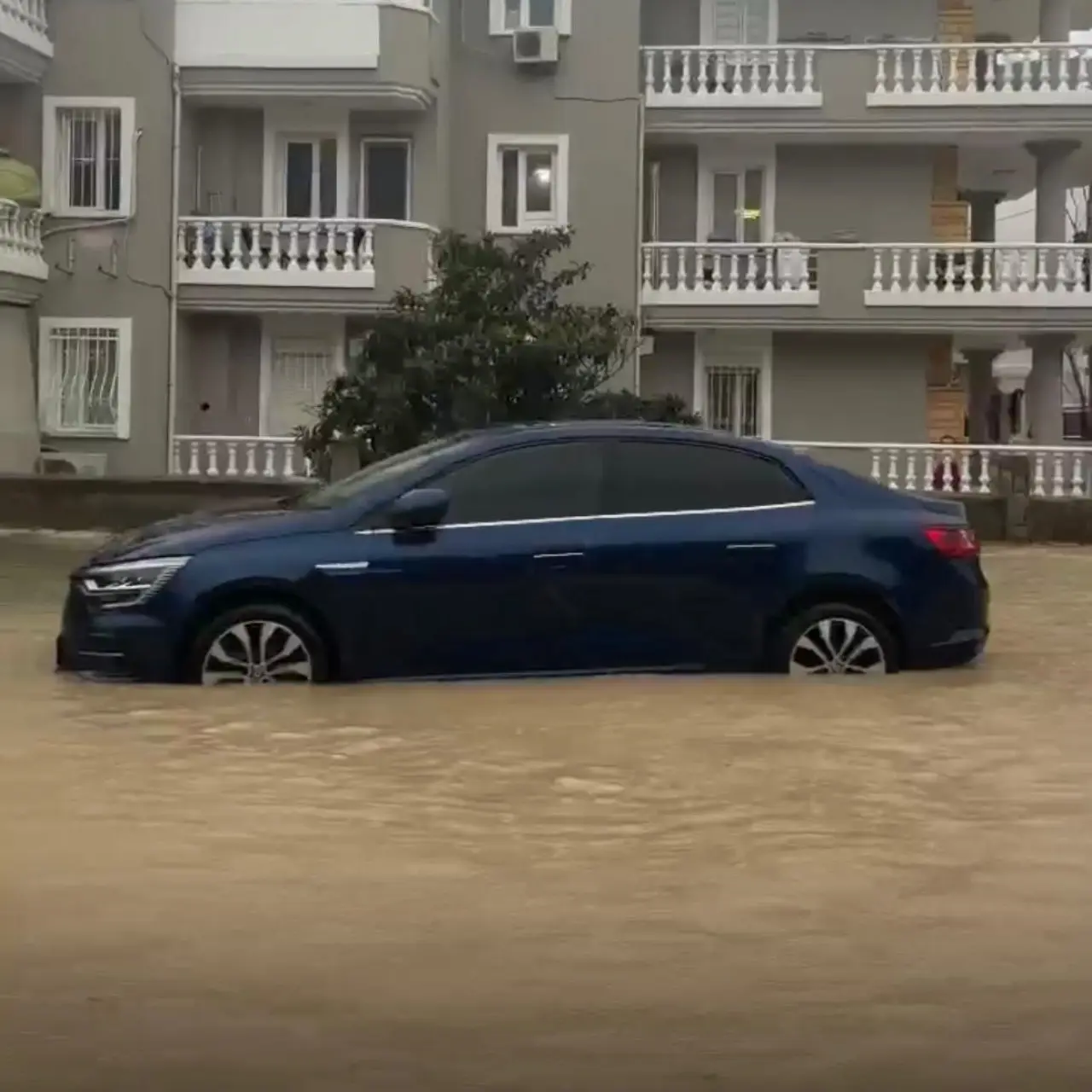 Çeşme’yi sağanak vurdu! Cadde ve sokaklar dereye döndü 1