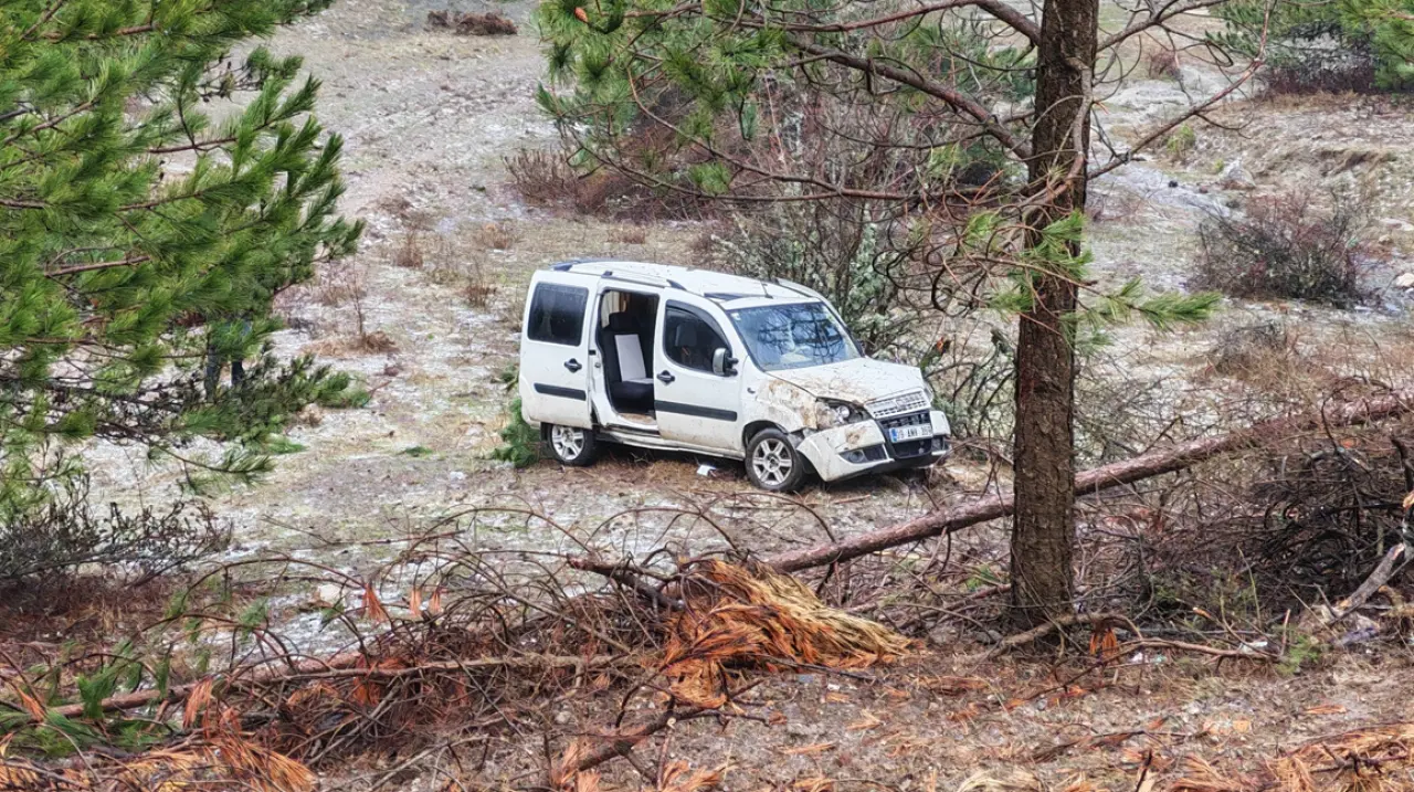 Manisa'da korku dolu anlar! Araç kontrolden çıktı, 2 yaralı 3