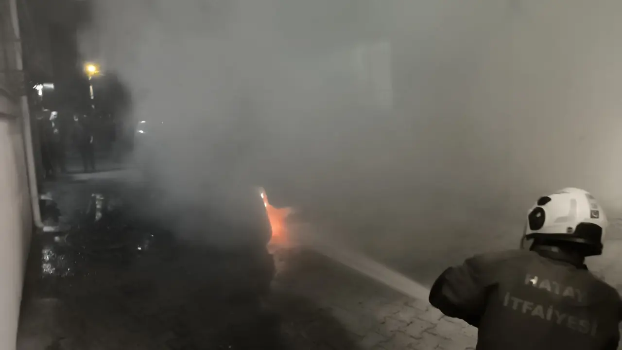 Park halindeki otomobil bir anda alev aldı! Geriye hurda kaldı 2