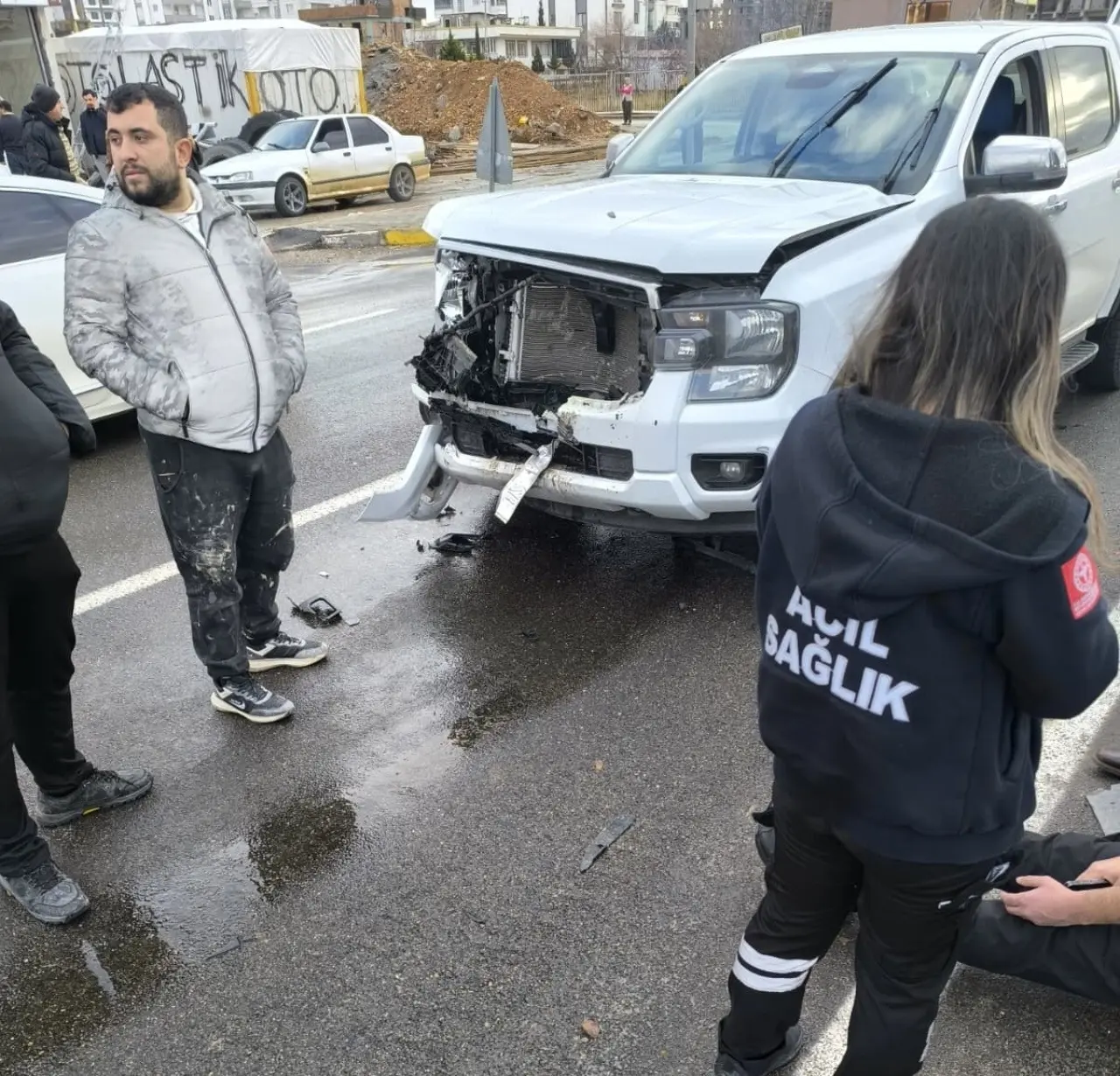 Adıyaman’da yol verme faciası! Otomobiller çarpıştı, 3 kişi yaralandı 2