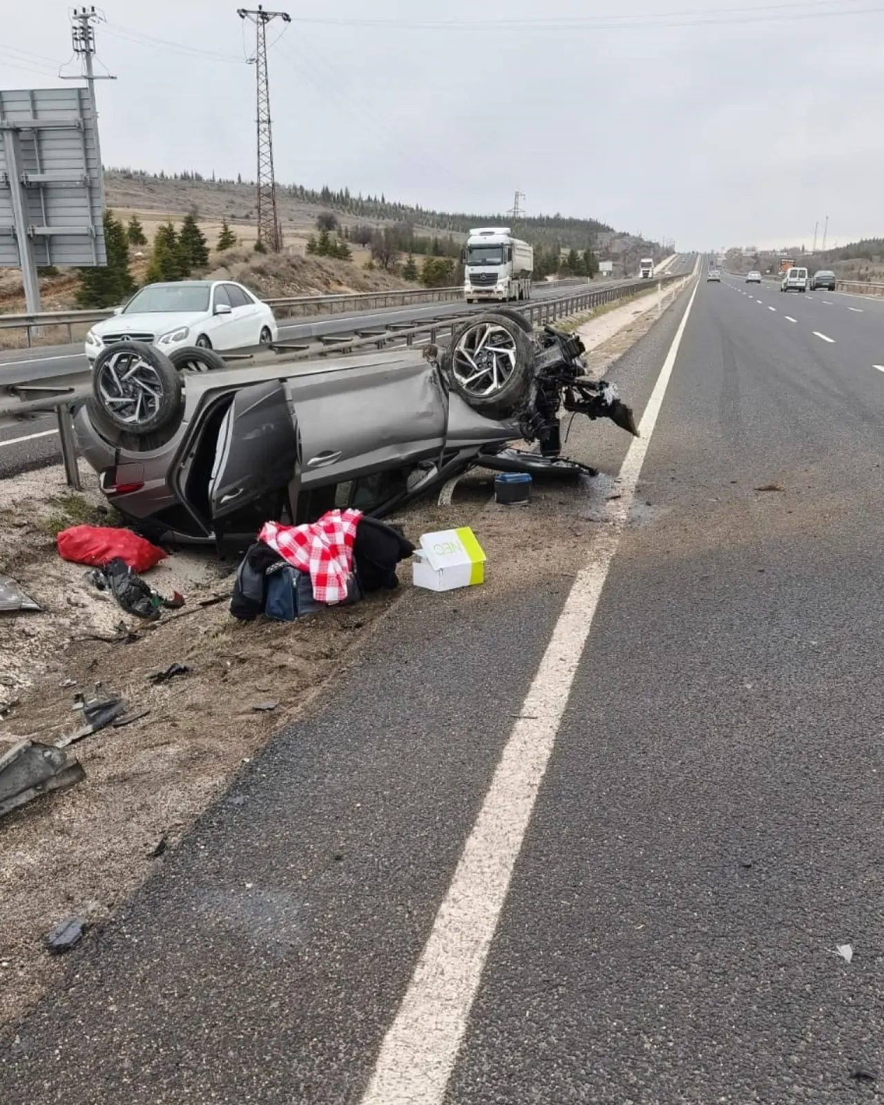 Direksiyon hakimiyetini kaybetti, araç takla attı! 2 yaralı 3