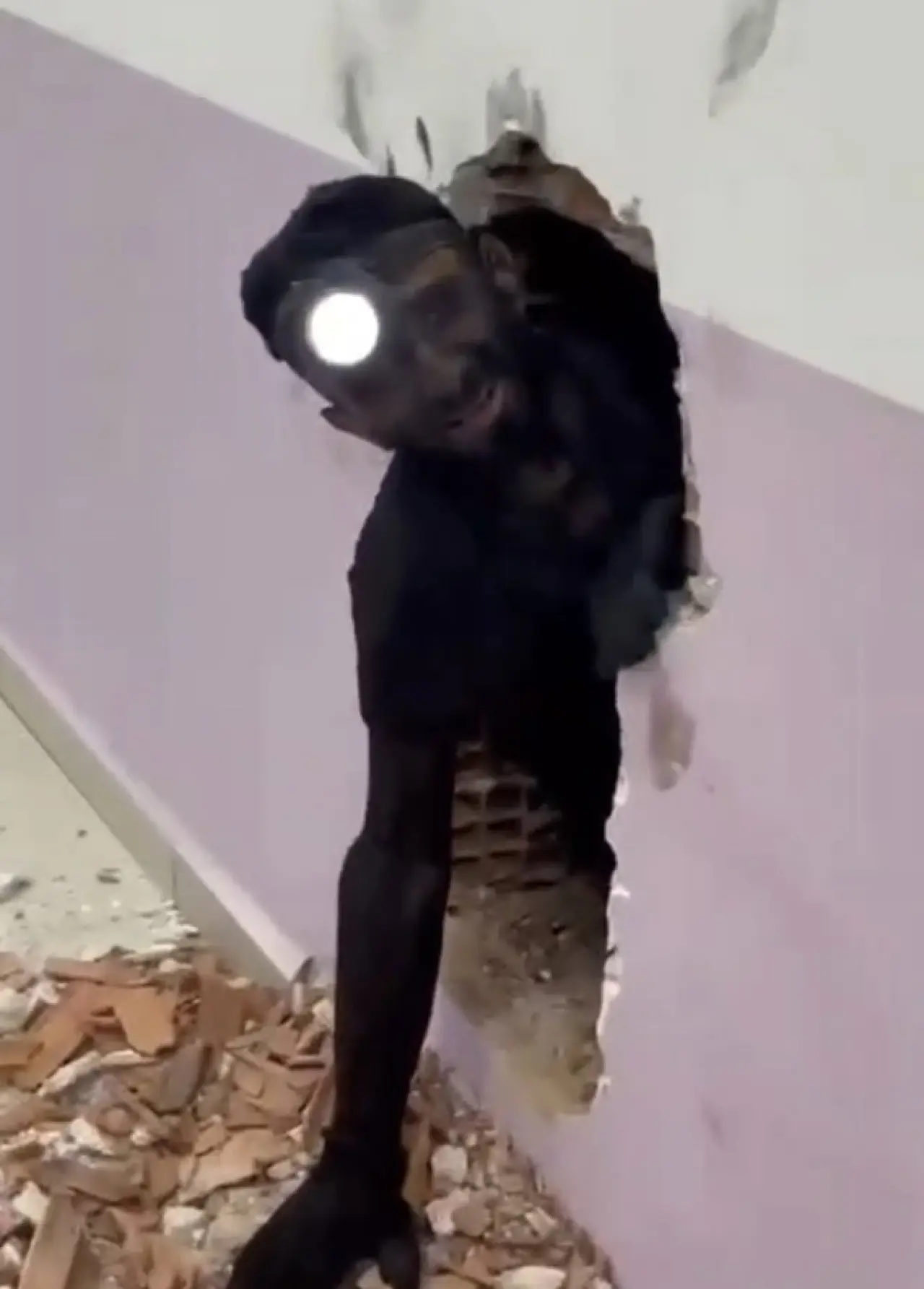 Saniyelerle ölüm arasında kaldı! Rize’de tesisat ustası baca boşluğunda kaydı, duvarları tutarak durabildi 1