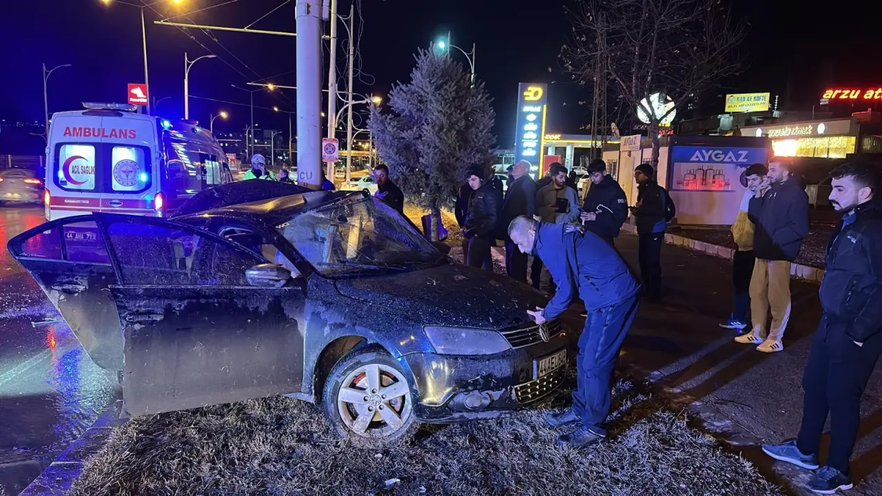 Malatya’da korkunç kaza! Otomobil trambüs direğine çarptı, sürücü ağır yaralı 2