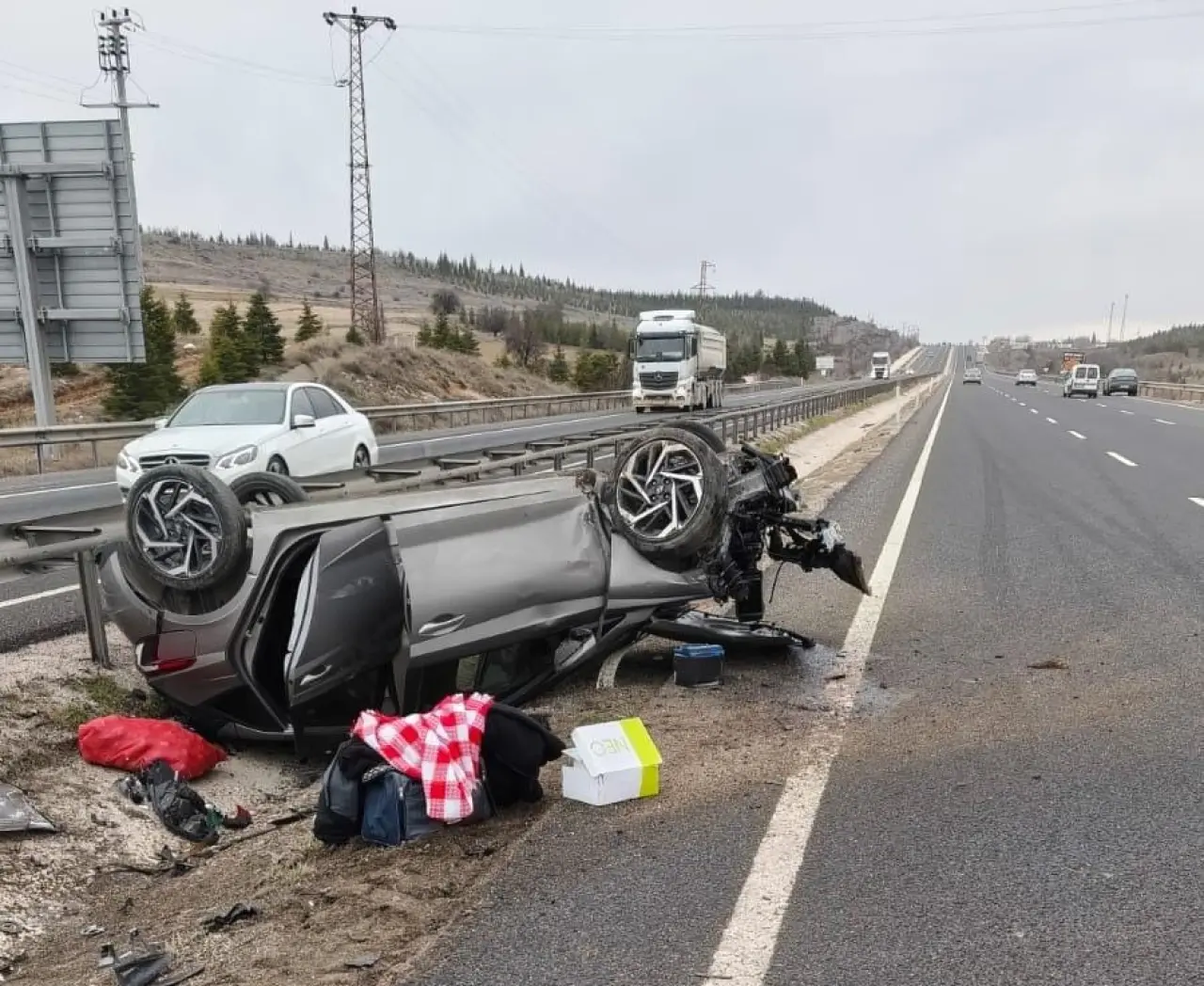 Direksiyon hakimiyetini kaybetti, araç takla attı! 2 yaralı 1