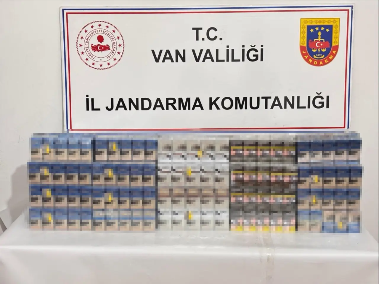 Van’da jandarmadan kaçakçılara büyük darbe! Binlerce paket sigara, ruhsatsız silahlar ele geçirildi 1