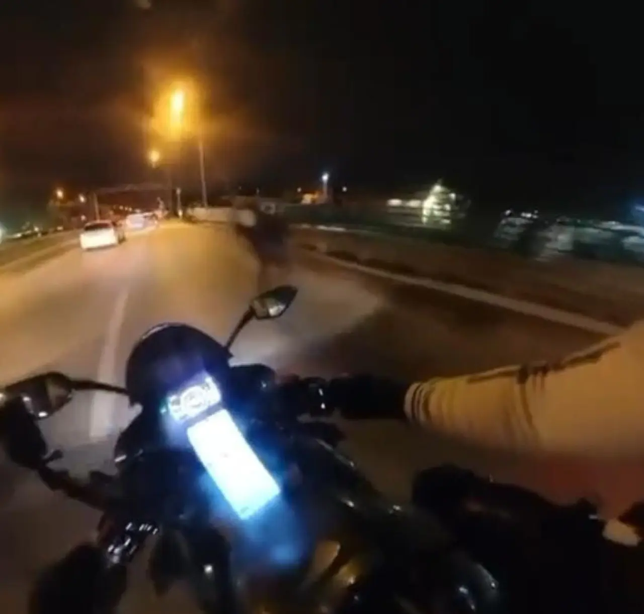 Bursa'da tehlikeli anlar! Motosiklet sürücüsü panik yaşadı 2