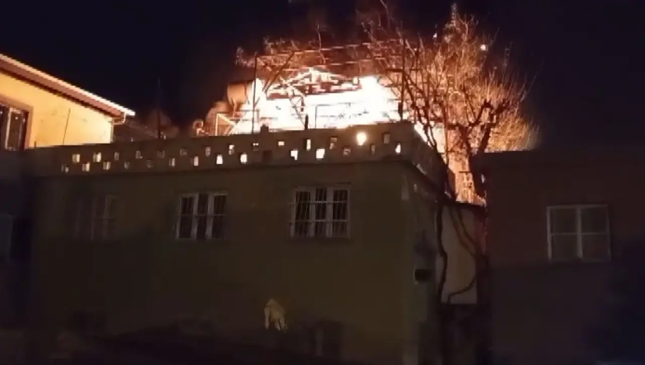 Kozan’da geceyi alevler aydınlattı! Ev küle döndü 2