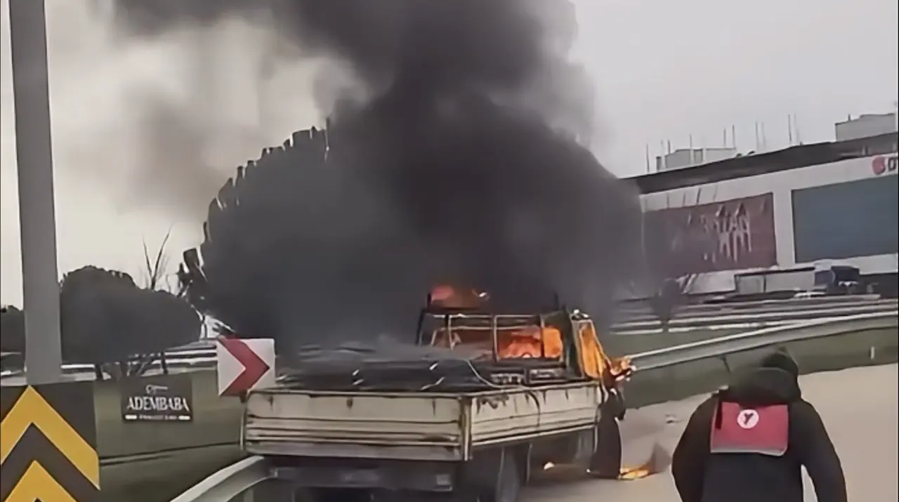 Bursa'da seyir halindeki kamyonet alev topuna döndü! 1