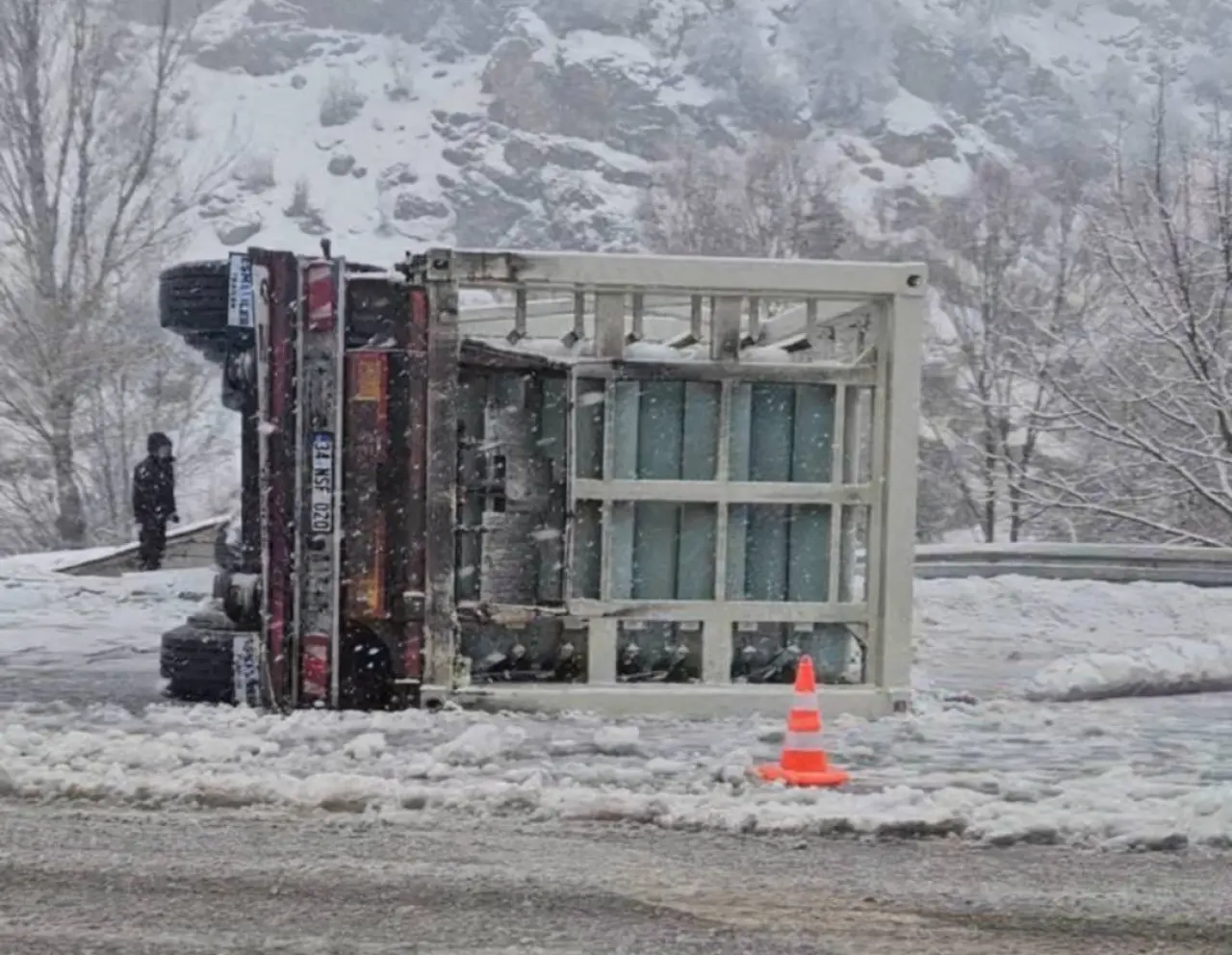 Bingöl’de panik! doğalgaz yüklü tır devrildi 3
