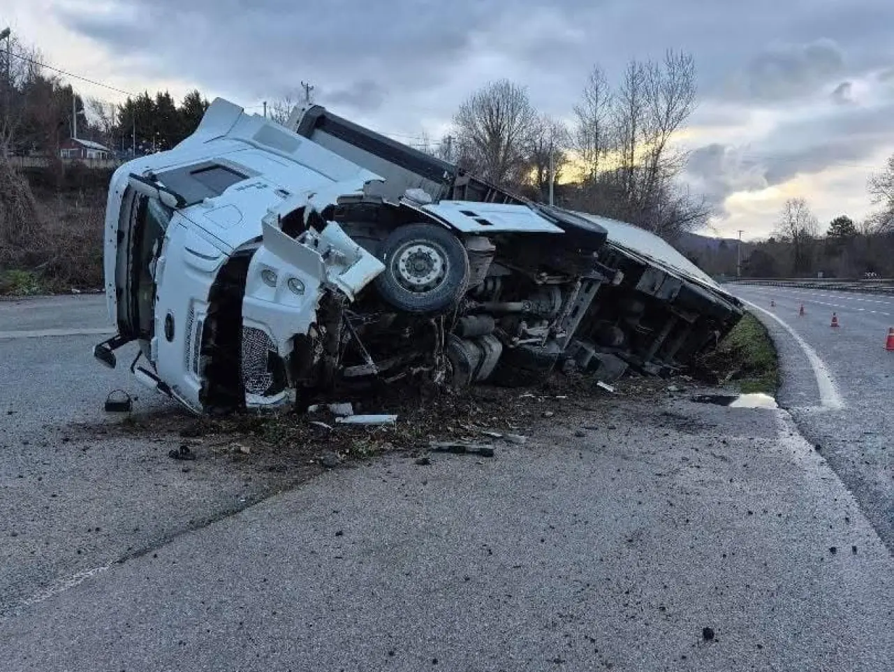 İnegöl’de trafik kabusu! Tır devrilip kanalda sıkıştı 3