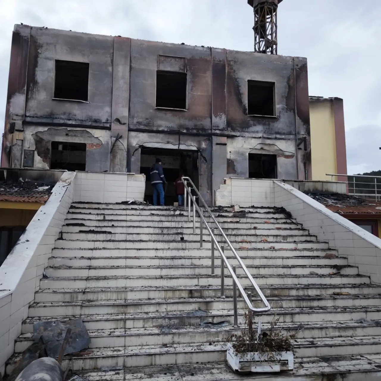 Bolu’da cami alevlere teslim oldu! Enkaz kaldırma çalışmaları başladı 2