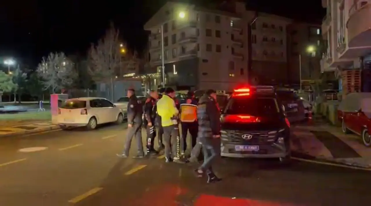 Polisten kaçtı, mahalle arasında duvara çarptı! O anlar kamerada 1