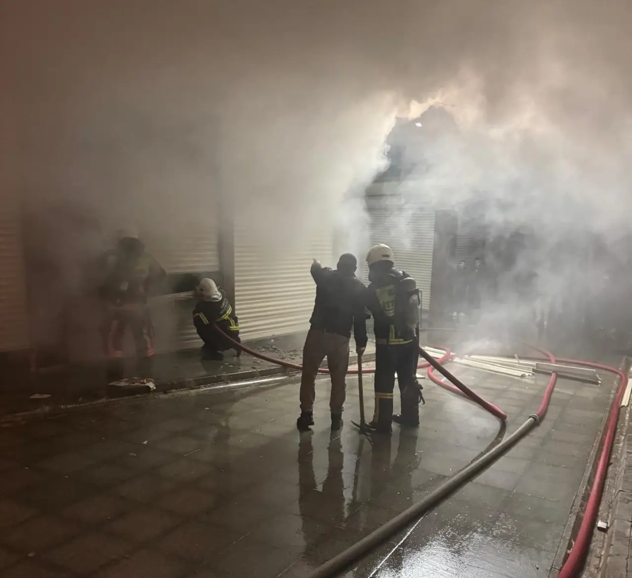 Besni’de korku dolu anlar! Hırdavat dükkanında yangın çıktı 2