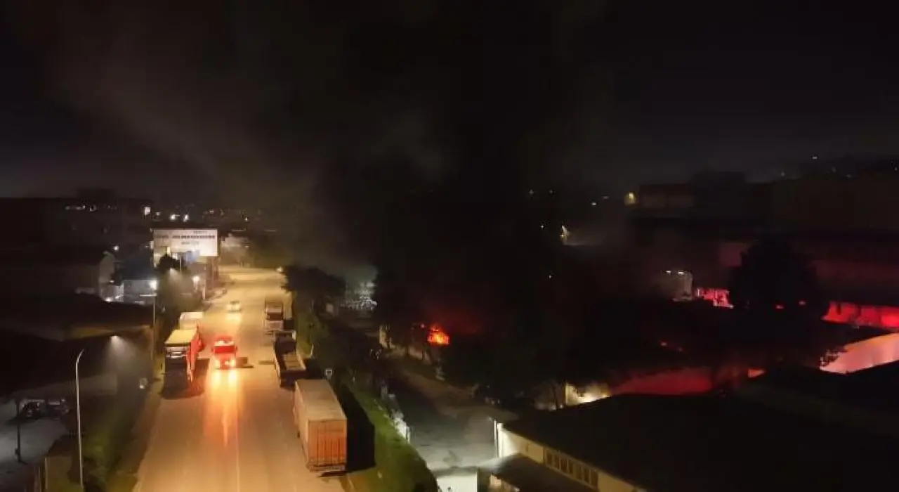 Gece saatlerinde korkutan yangın! Depo alevlere teslim oldu 1