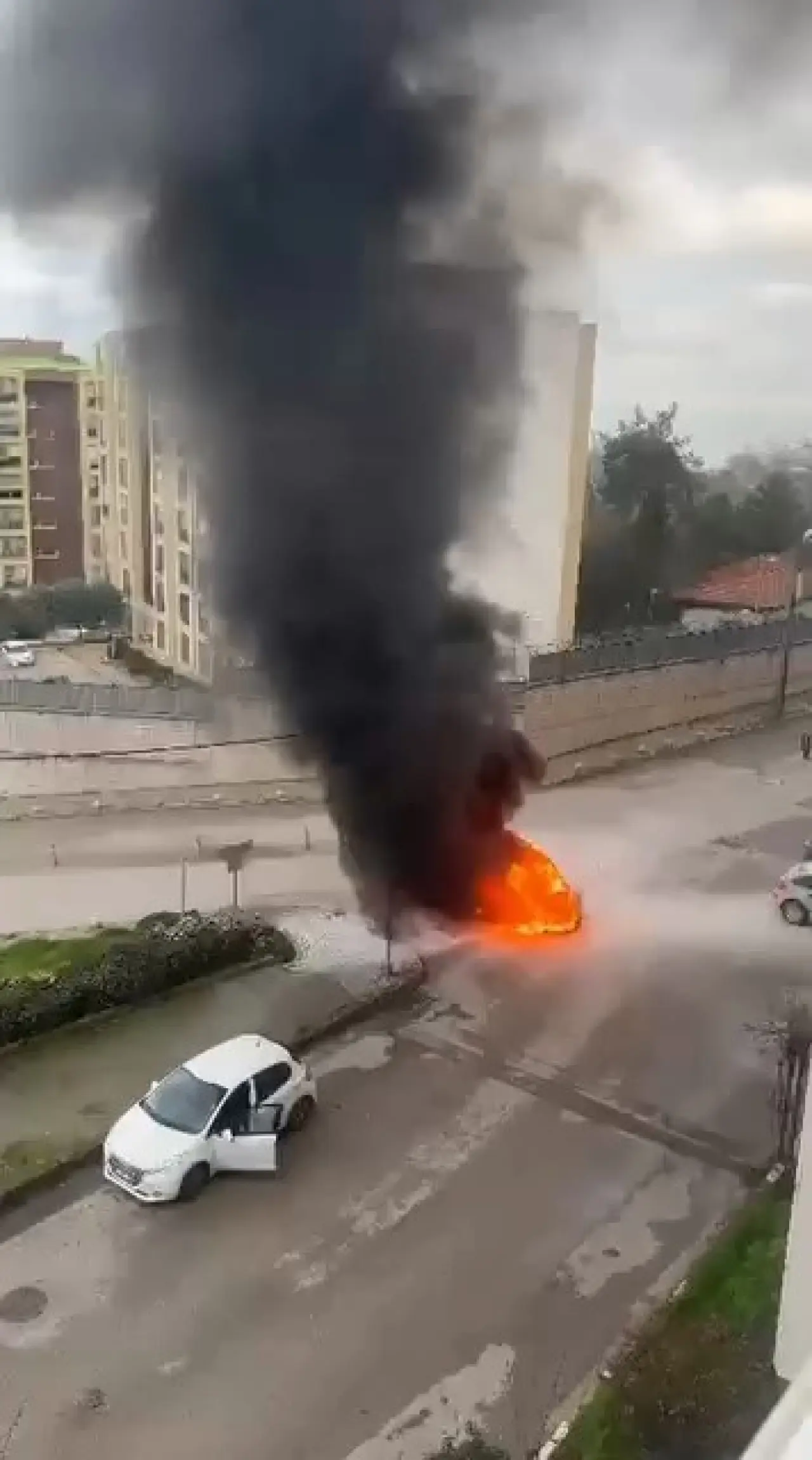Bursa'da yanan araç art arda patladı, mahalleli panik yaşadı 1
