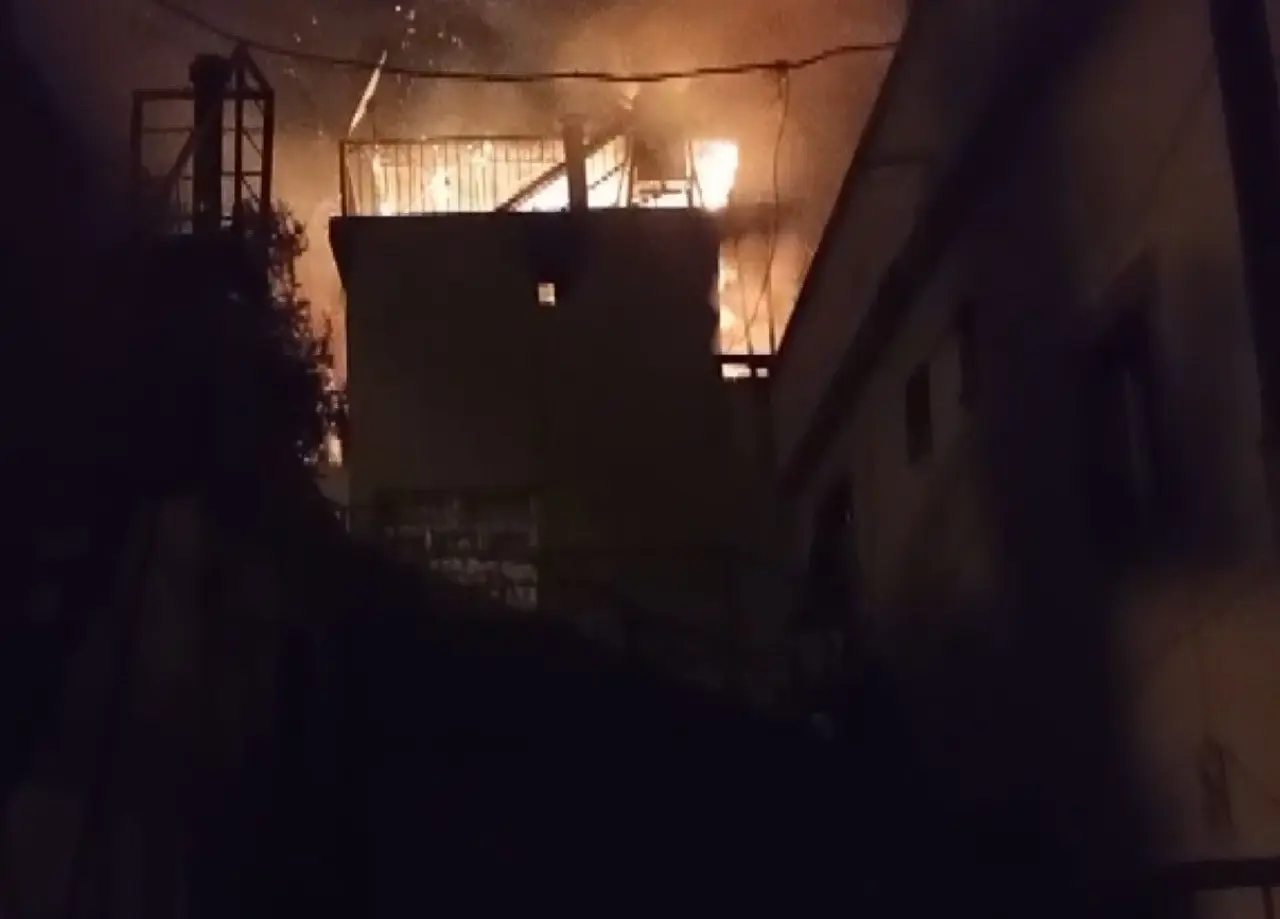 Kozan’da geceyi alevler aydınlattı! Ev küle döndü 1