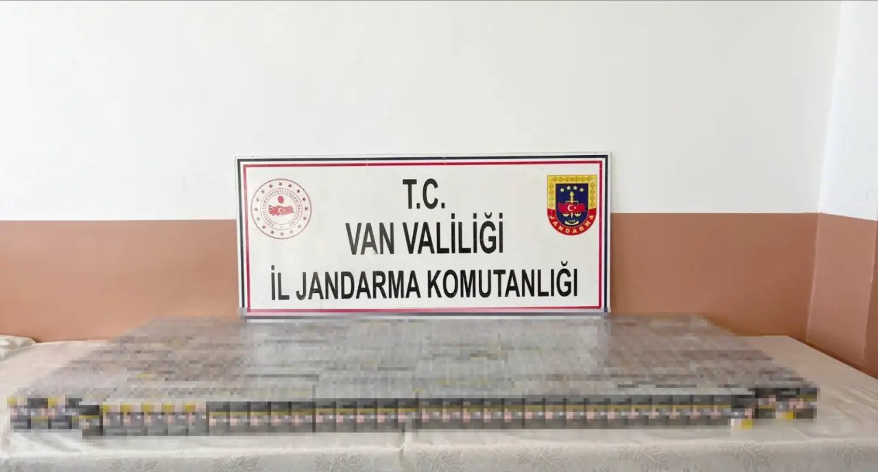 Van’da jandarmadan kaçakçılara büyük darbe! Binlerce paket sigara, ruhsatsız silahlar ele geçirildi 2