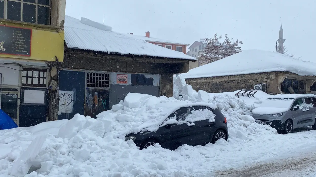 Bingöl’de kar alarmı! Çatıdan düşen kar park halindeki aracı vurdu 1