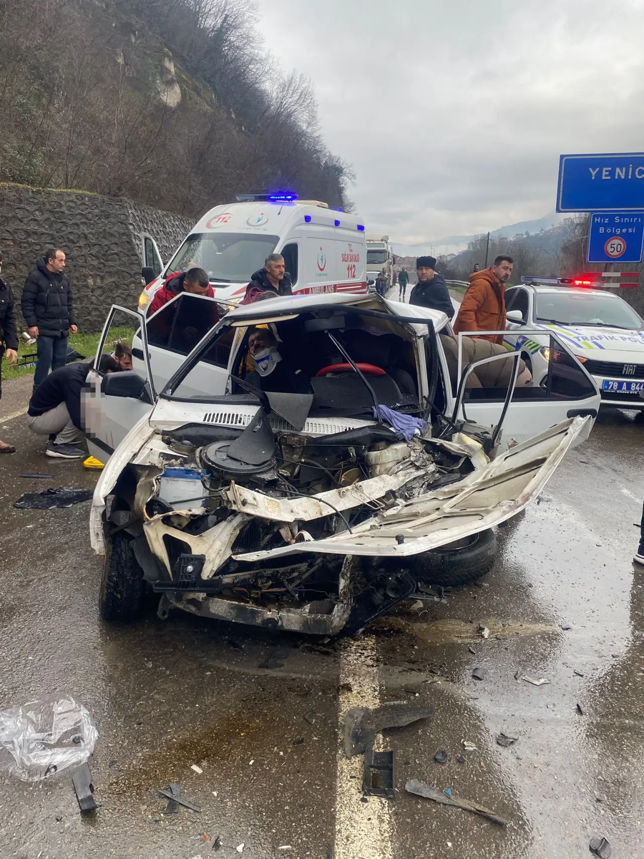 İki otomobil hurdaya döndü: Karabük’te 5 kişi hastanelik oldu! 4