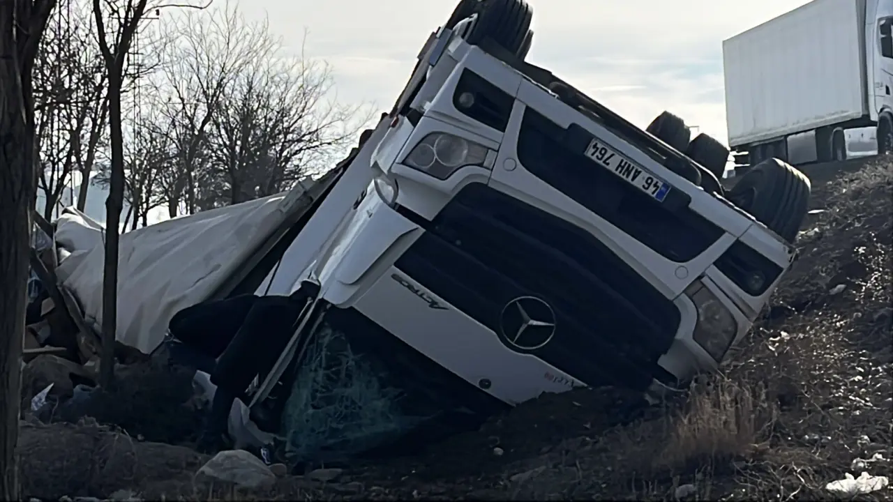 Konya'da feci kaza! Şarampole devrilen araçtan yaralılar çıkarıldı 2