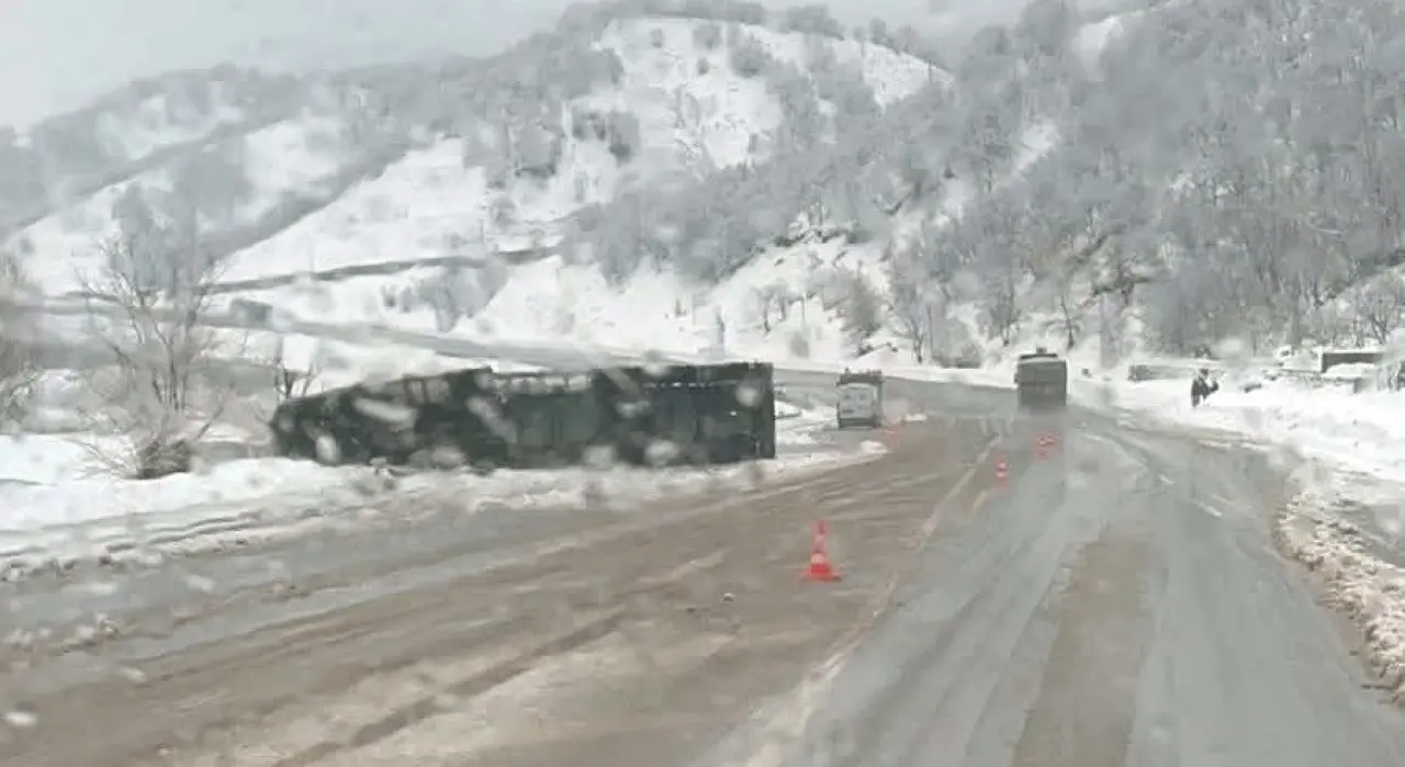 Bingöl’de panik! doğalgaz yüklü tır devrildi 2