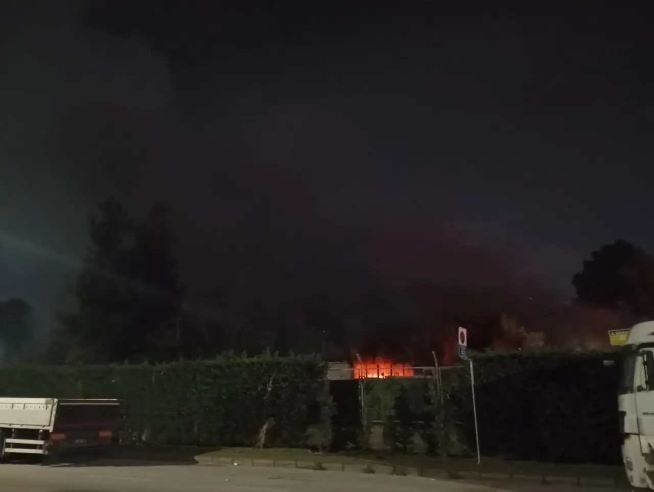 Gece saatlerinde korkutan yangın! Depo alevlere teslim oldu 3